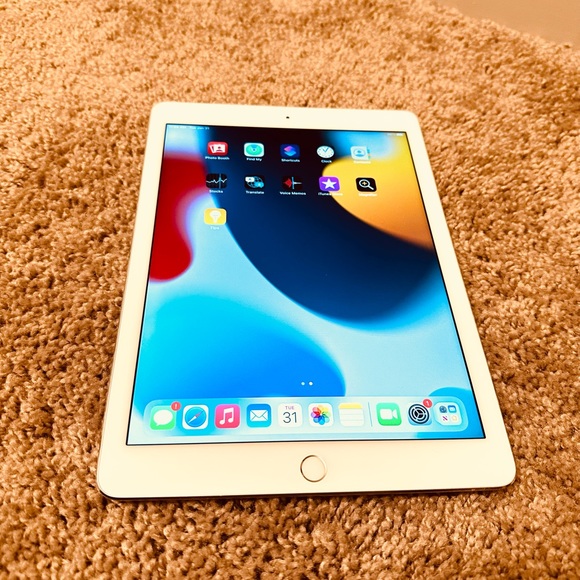 Apple iPad Air 2nd Generation - Picture 1 of 4
